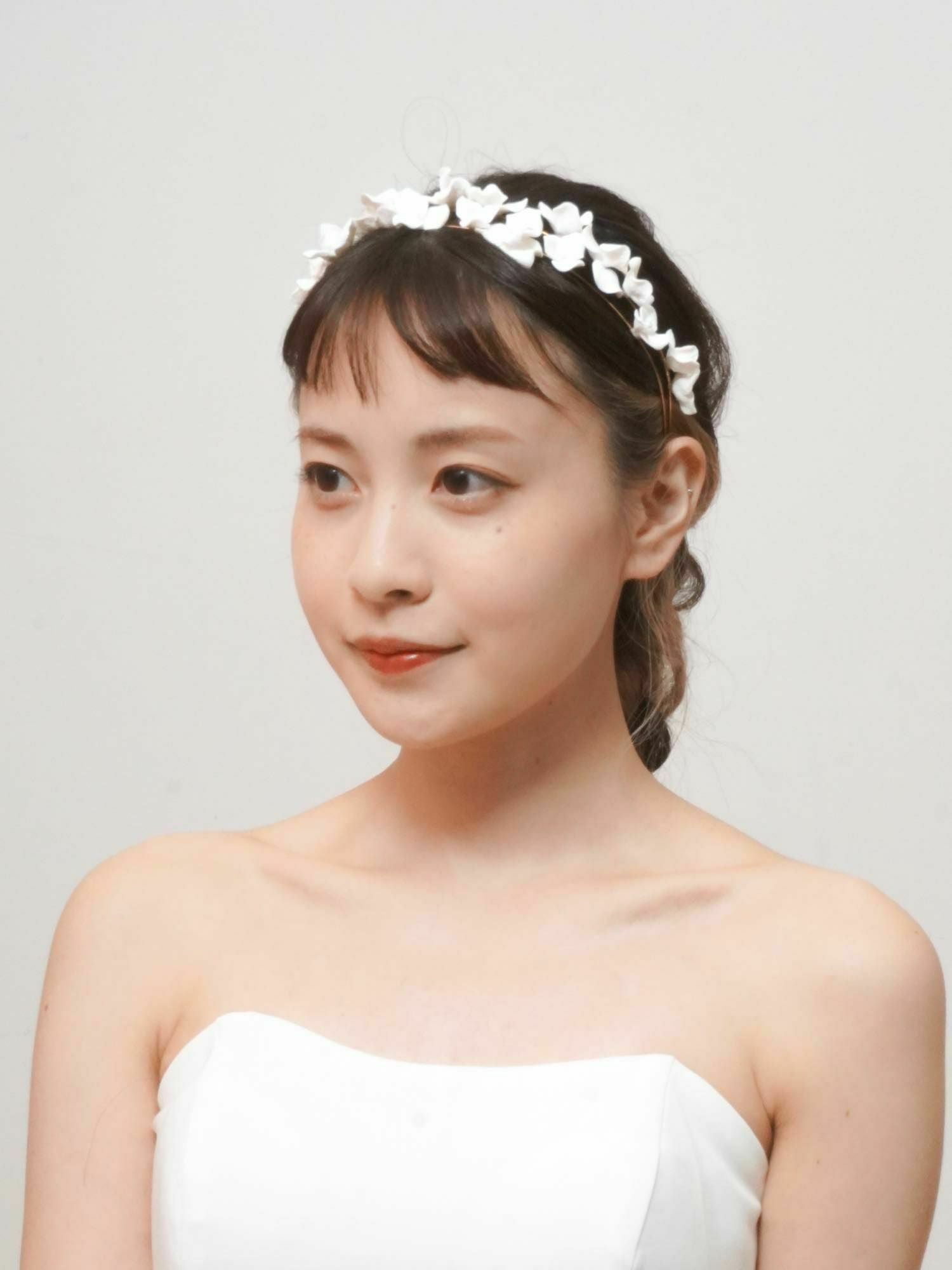 ホワイトフラワーカチューシャ【MU-COHD-20】 | DRESSY ONLINE