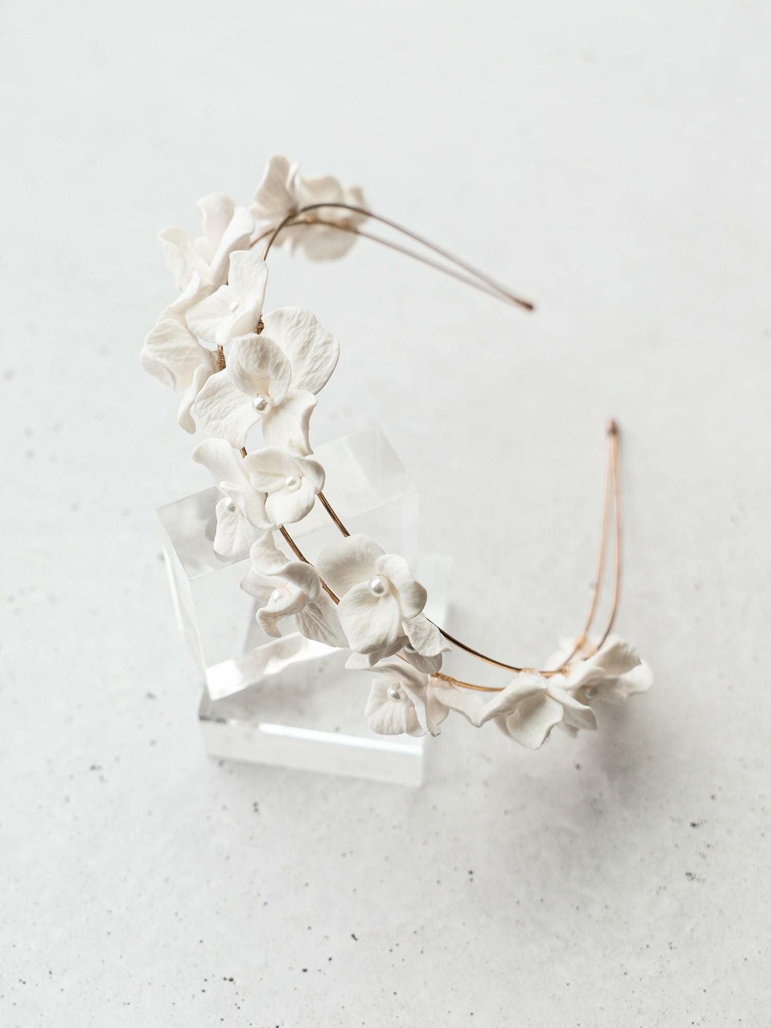 ホワイトフラワーカチューシャ【MU-COHD-20】 | DRESSY ONLINE